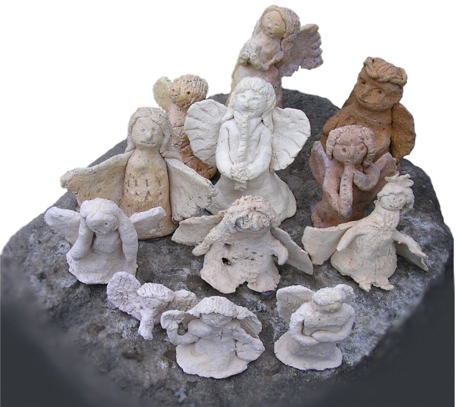 skupina keramických sošek